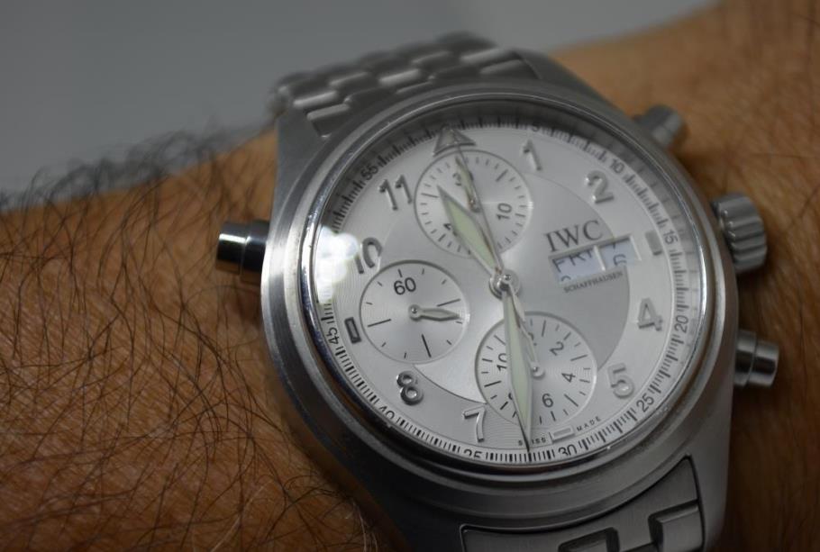 The silvery dials fake watches have chronograph sub-dials.