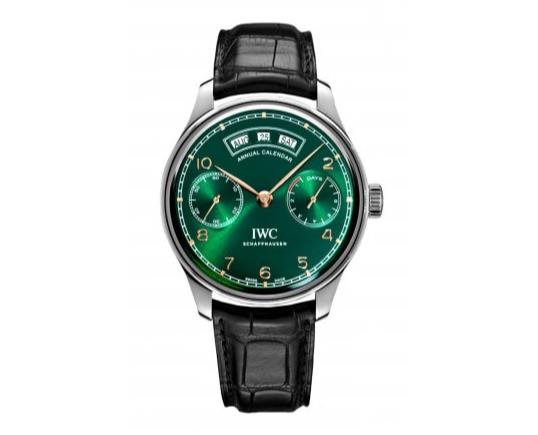 The green dials copy watches have black leather straps.