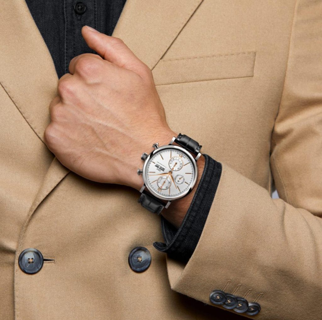 The silvery dial fake watch is designed for men.